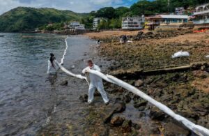 Vertido de combustible contamina un río que desemboca en bahía de Panamá