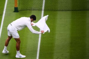 Wimbledon: Djokovic pasa a segunda ronda tras un accidentado partido alterado por la lluvia