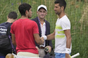 Wimbledon: "Revs cortado, saque abierto, resto al cuerpo...": los ajustes de Alcaraz sobre hierba para pelear por el ttulo
