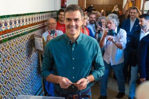 entre fuerte abucheo votó Pedro Sánchez en las elecciones generales de España (+Videos)