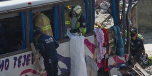 15 muertos y 36 heridos en México tras chocar un autobús que transportaba a inmigrantes venezolanos