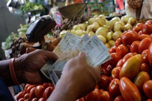 34 % de venezolanos compra productos más baratos