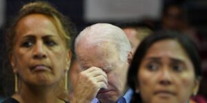 Acusan a Biden de dormirse en un homenaje a las víctimas de los incendios en Maui