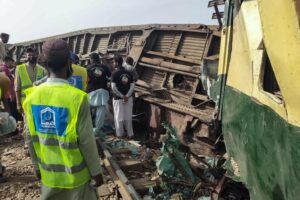 Al menos 30 muertos y 40 heridos tras descarrilar un tren en Pakistn