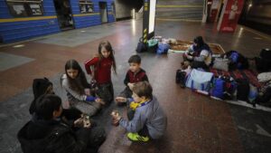 Al menos 385 niños ucranianos deportados a Rusia vuelven a casa, según una oenegé