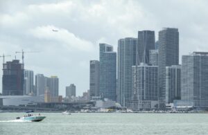 Alto costo de vivienda reduce la población de Miami por primera vez desde 1970