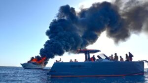 Arde un yate de 30 metros con 17 ocupantes a bordo en la costa de Formentera.