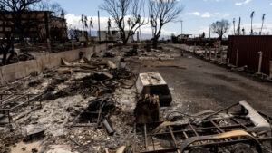 Autoridades elevan a 106 el número de fallecidos en los incendios en Maui