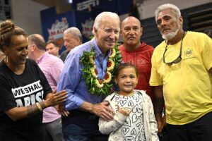 Biden, en Hawai tras los incendios: "Estaremos con vosotros todo el tiempo que haga falta"