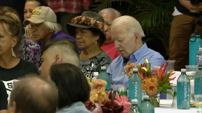 Biden se queda dormido en medio de una reunión con sobrevivientes de los incendios en Hawái