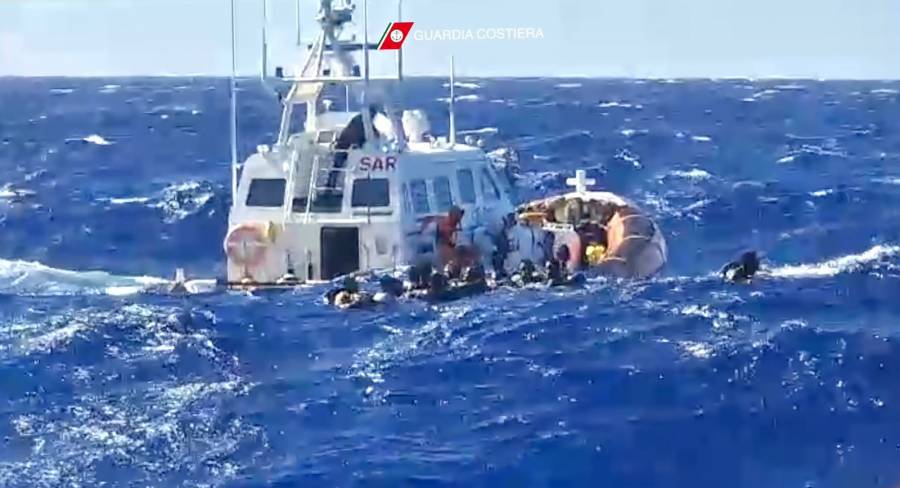 Buscan a 30 migrantes que naufragaron frente a las costas italianas