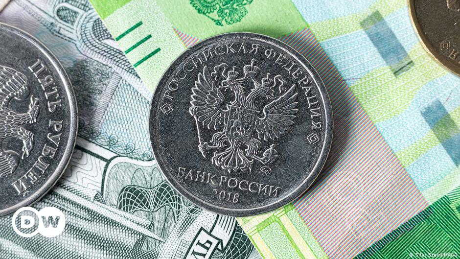 Caída del rublo cruza “línea psicológica” de 100 por 1 dólar – DW – 14/08/2023