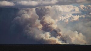 Canadá ordena nuevas evacuaciones mientras los bomberos luchan contra más de 1.000 incendios en todo el país