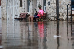 Carreteras y calles inundadas y 260.000 edificios sin luz: Florida brega con las secuelas de Idalia