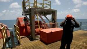 Chevron evacua plataformas en el Golfo, Kinder Morgan cerrará oleducto por llegada de Idalia