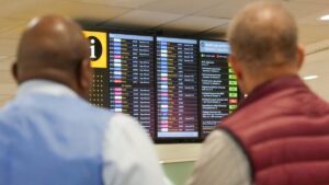 Cientos de retrasos y cancelaciones de vuelos en el Reino Unido por un problema técnico