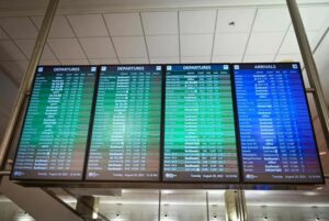 Cientos de vuelos han sido retrasados o cancelados tras estragos del huracán Idalia en Florida - AlbertoNews