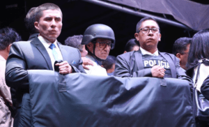 Con chalecos antibalas cierran campaña electoral en Ecuador