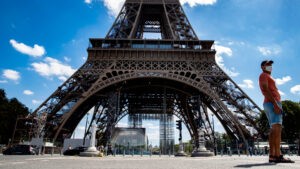Detienen a hombre tras colarse en la torre Eiffel y saltar en paracaídas