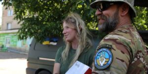 Donaciones privadas de medio mundo repartidas por voluntarios ayudan a resistir a Ucrania
