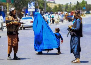 Dos años de gobierno de los talibanes: menos derechos, más pobreza y castigo a las mujeres