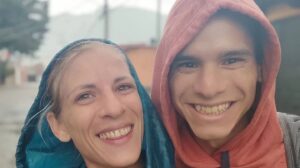 Dos latinos consiguieron un trabajo que les permite tener casa gratis en Nueva Zelanda (VIDEO)