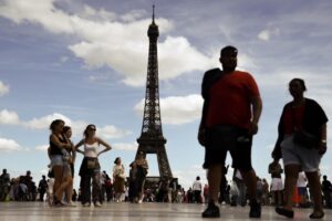 Dos turistas estadounidenses borrachos pasan la noche en la Torre Eiffel