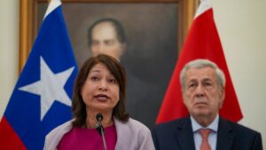 EEUU y Perú firman acuerdo para interceptación no letal de aeronaves sospechosas de narcotráfico