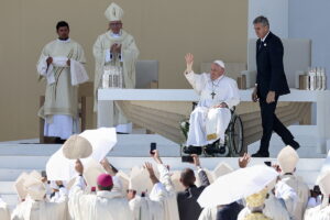 El Papa cierra su viaje con una misa multitudinaria: "Siento dolor por Ucrania y sueo con la paz"