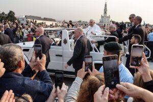El Papa reza por la paz desde Fátima y pide una Iglesia "de puertas abiertas" que acoge "a todos, sin exclusión"