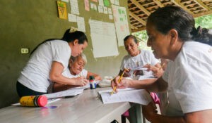 El Salvador se esfuerza poco en librarse del analfabetismo