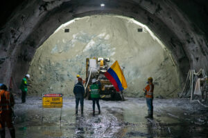El Túnel Guillermo Gaviria, el más largo del país, está a 310 metros de unirse - Medellín - Colombia