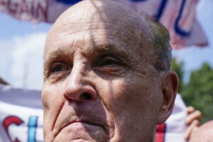 El abogado de Trump Rudy Giuliani se entrega en Atlanta por las acusaciones electorales