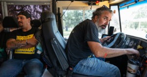 El bus que recorre EE. UU. por las familias en duelo por los tiroteos