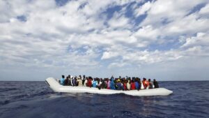 El cayuco que partió de Senegal y en el que habrían muerto 60 migrantes estuvo un mes a la deriva