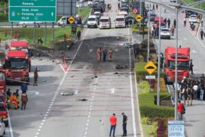 El impactante video de una avioneta que se estrelló contra una calle en Malasia e impactó dos vehículos