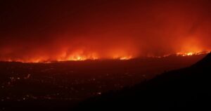 El incendio de Tenerife cumple una semana en activo tras quemar 14.878 hectáreas y arrasar el 7,3% de la isla