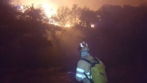 El incendio de Valencia de Alcántara alcanza las 350 hectáreas y obliga a evacuar dos casas rurales