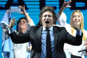 El liberal Javier Milei sorprendió en Argentina al convertirse en el precandidato presidencial más votados en primarias