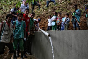 El milagro de agua en 2 poblados del Pacífico rodeados de selva y mar - Cali - Colombia