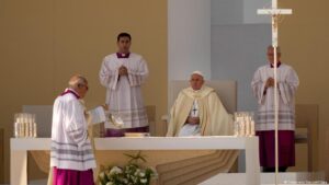 El papa concluye su visita a Portugal con una misa multitudinaria