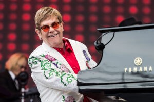 Elton John sufrió un accidente en su hogar y fue trasladado de emergencia al hospital