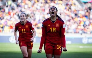España y Suecia ganan para formar la primera llave de semifinales