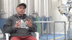 Ya asentados en el negocio de la cerveza, exguerrilleros brindan por la paz en Colombia