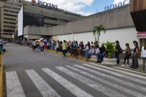 Fanáticos de Luis Miguel abarrotan centros de venta de entradas en Venezuela