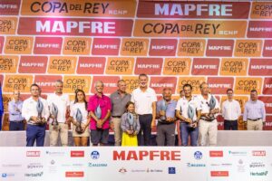 Felipe VI entrega los trofeos a los ganadores de la Copa del Rey MAPFRE