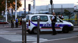 Francia: Joven de 29 años violada brutalmente y empalada con una escoba lucha por su vida