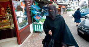Francia anunció la prohibición de la túnica femenina islámica en los colegios