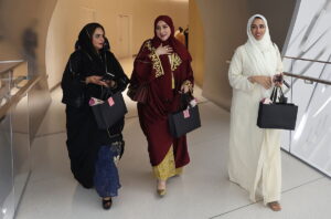 Francia prohbe la abaya islmica en las escuelas por ser una tnica de identificacin religiosa