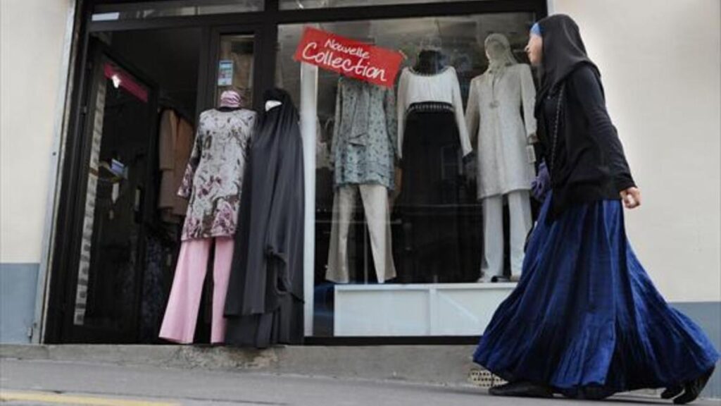 Francia prohíbe la túnica femenina islámica en las escuelas